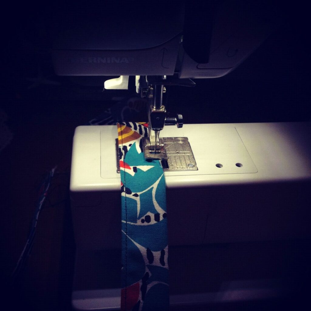 Another demonstration from this free tote bag sewing pattern - how to sew the handles.