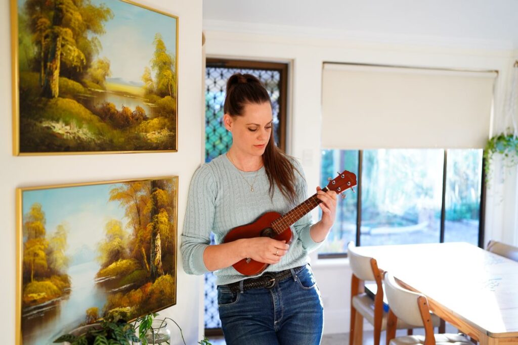 Koren Helbig playing ukulele - photo by Liza Savchuk